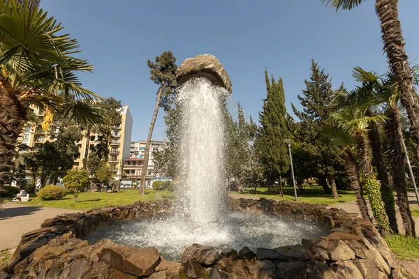BATUMI, GEORGIA - Mayıs 2022: Gürcistan 'ın başkenti Batumi' de bulunan 'Stone on water' çeşmesi