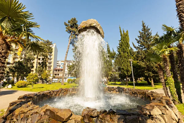 BATUMI, GEORGIA - Mayıs 2022: Gürcistan 'ın başkenti Batumi' de bulunan 'Stone on water' çeşmesi