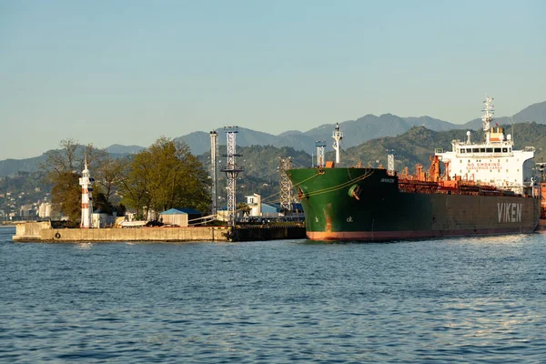 BATUMI, GEORGIA - Mayıs 2022: Batum limanı, Gürcistan 'ın Batumi limanında kargo gemileri