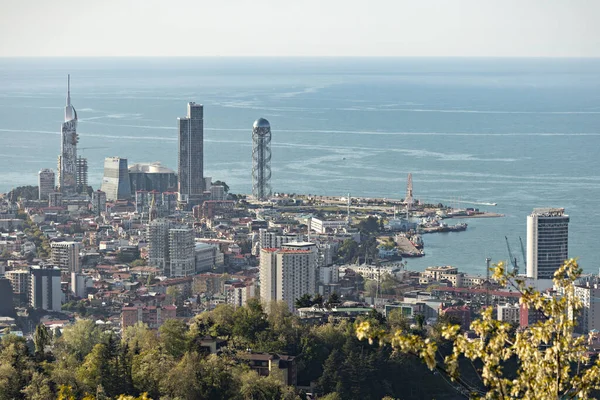 Georgia 'daki üç teleferik istasyonundan Batumi' nin hava görüntüsü.