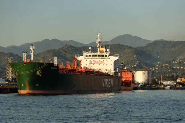 BATUMI, GEORGIA - Mayıs 2022: Batum limanı, Gürcistan 'ın Batumi limanında kargo gemileri