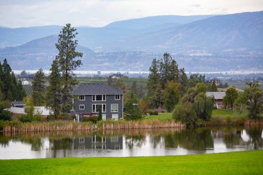 KELOWNA, CANADA - Ekim 2019: Kelowna, BC, Kanada 'da göl kenarındaki kır evi