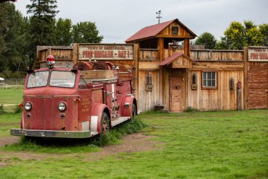 BRITISH COLUMBIA, CANADA - Ekim 2019: Kanada 'daki çiftlikte klasik kırmızı itfaiye aracı
