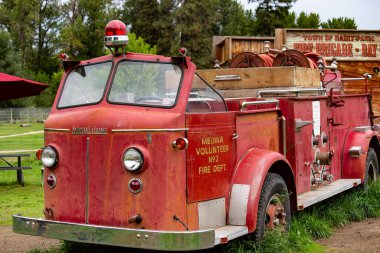 BRITISH COLUMBIA, CANADA - Ekim 2019: Kanada 'daki çiftlikte klasik kırmızı itfaiye aracı