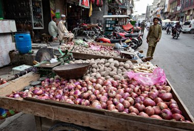 Rawalpindi, Pakistan 'daki Raja pazarında sebzeler duruyor.