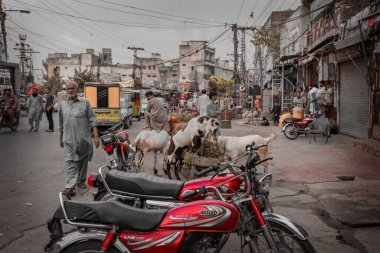 Rawalpindi, Pakistan 'daki Raja Çarşısı' nda işlek pazar caddesi.