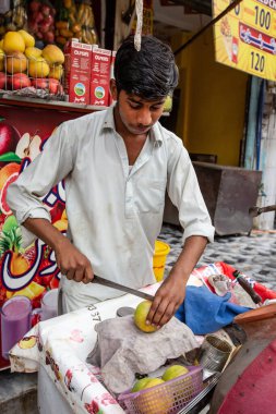 RAWALPINDI, PAKISTAN - Eylül 2021: Pakistanlı adam Rawalpindi, Pakistan 'da taze meyve suyu hazırlıyor