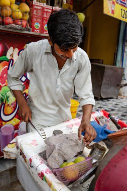 RAWALPINDI, PAKISTAN - Eylül 2021: Pakistanlı adam Rawalpindi, Pakistan 'da taze meyve suyu hazırlıyor