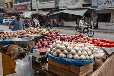 Rawalpindi, Pakistan 'daki Raja pazarında sebzeler duruyor.