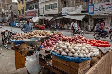 Rawalpindi, Pakistan 'daki Raja pazarında sebzeler duruyor.