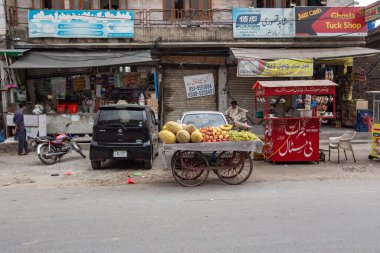 Rawalpindi, Pakistan 'daki Raja pazarında sebzeler duruyor.