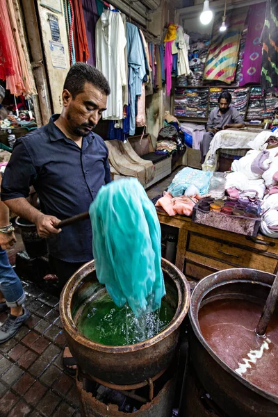 Rawalpindi Pakistán Octubre 2021 Hombre Paquistaní Tienda Teñido Telas Mercado — Foto de Stock