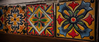 Duvardaki renkli dekoratif fayanslar