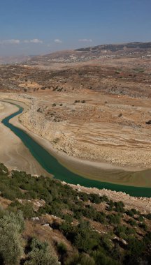 Lübnan 'ın Bekaa vadisinde, Suriye sınırına yakın Qaraoun gölü manzarası.