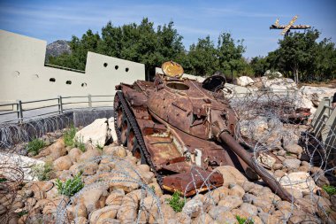MLEETA, LEBANON - Ekim 2018: Lübnan 'ın Mleeta kentindeki Hizbullah Müzesi olarak bilinen Direniş Turizm Tarihi' nde silah sergisi