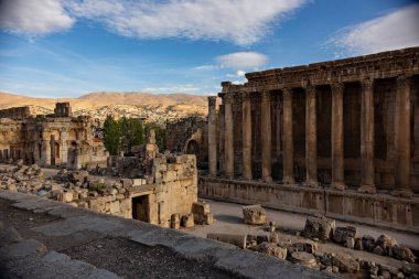 BAALBEK, LEBANON - Ekim 2018: Lübnan 'ın Baalbek kentindeki Jüpiter Tapınağı Sütunları