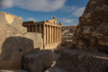 BAALBEK, LEBANON - Ekim 2018: Lübnan 'ın Baalbek kentindeki Jüpiter Tapınağı Sütunları