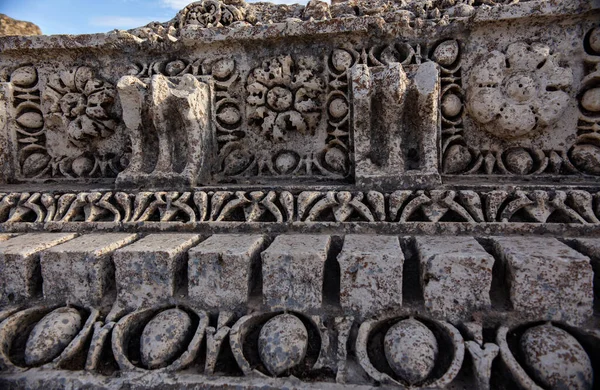 Κλείσιμο Κατεστραμμένων Γλυπτών Και Ραγισμένων Μπλοκ Μοτίβα Αρχαία Κατεστραμμένη Αρχιτεκτονική — Φωτογραφία Αρχείου