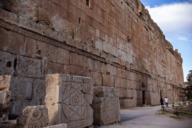 BAALBEK, LEBANON - Ekim 2018: Baküs Tapınağı, Heliopolis Roma kalıntıları, Baalbek, Lübnan 'ın taş detayları