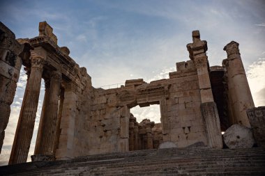 BAALBEK, LEBANON - Ekim 2018: Baküs Tapınağı, Heliopolis Roma kalıntıları, Baalbek, Lübnan 'ın taş detayları