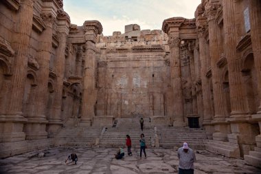 BAALBEK, LEBANON - Ekim 2018: Baküs Tapınağı, Heliopolis Roma kalıntıları, Baalbek, Lübnan 'ın taş detayları