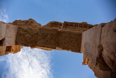 BAALBEK, LEBANON - Ekim 2018: Baküs Tapınağı, Heliopolis Roma kalıntıları, Baalbek, Lübnan 'ın taş detayları