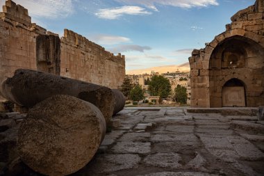 Eski harabe mimarinin yakın plan detayları, terk edilmiş eski şehir.