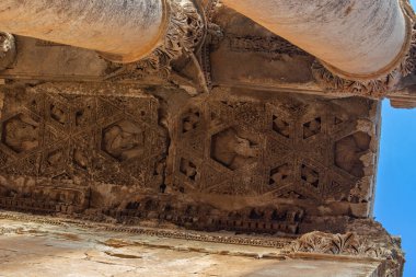 BAALBEK, LEBANON - Ekim 2018: Baküs Tapınağı, Heliopolis Roma kalıntıları, Baalbek, Lübnan 'ın taş detayları