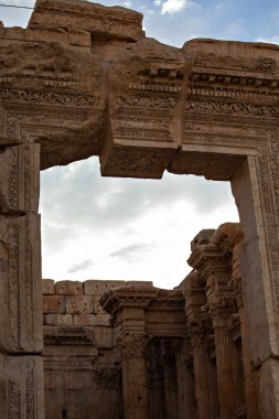 BAALBEK, LEBANON - Ekim 2018: Baküs Tapınağı, Heliopolis Roma kalıntıları, Baalbek, Lübnan 'ın taş detayları
