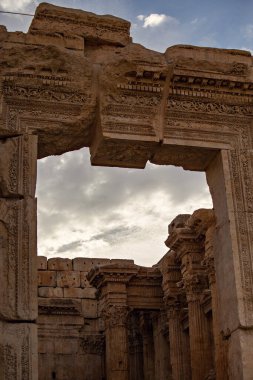 BAALBEK, LEBANON - Ekim 2018: Baküs Tapınağı, Heliopolis Roma kalıntıları, Baalbek, Lübnan 'ın taş detayları