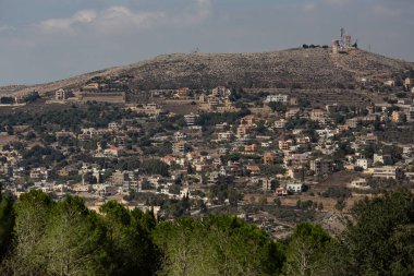 TEBNINE, LEBANON - Ekim 2018: Güney Lübnan 'daki Tebnine Kalesi' nden görüntü