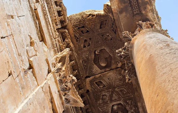 BAALBEK, LEBANON - Ekim 2018: Baküs Tapınağı, Heliopolis Roma kalıntıları, Baalbek, Lübnan 'ın taş detayları