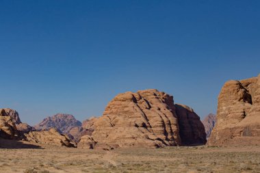 Dağları ve mavi gökyüzü arkaplanı olan doğal terk edilmiş bir yer.