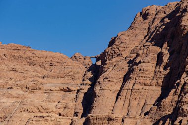 Wadi Rum Çölü 'nde taş oluşumları. Wadi Rum 'da güneşli bir gün, Jordan.
