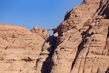 Wadi Rum Çölü 'nde taş oluşumları. Wadi Rum 'da güneşli bir gün, Jordan.