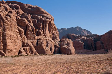 Wadi Rum Çölü 'nde taş oluşumları. Wadi Rum 'da güneşli bir gün, Jordan.