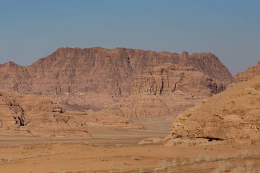 Wadi Rum Çölü 'nde taş oluşumları. Wadi Rum 'da güneşli bir gün, Jordan.