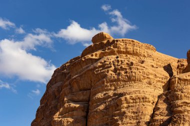 Wadi Rum Çölü 'nde taş oluşumları. Wadi Rum 'da güneşli bir gün, Jordan.