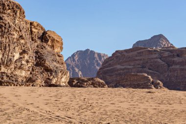 Wadi Rum Çölü 'nde taş oluşumları. Wadi Rum 'da güneşli bir gün, Jordan.