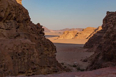 Wadi Rum Çölü 'nde taş oluşumları. Wadi Rum 'da güneşli bir gün, Jordan.
