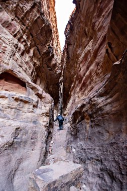 Wadi Rom Vadisi 'ndeki mağara, Jordan.