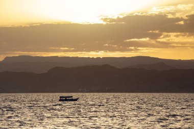 AQABA, JORDAN - Mart 2019: Ürdün 'de denizde teknelerle Akabe koyunda güzel bir günbatımı