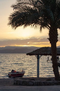 AQABA, JORDAN - Mart 2019: Ürdün 'de denizde teknelerle Akabe koyunda güzel bir günbatımı