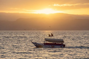 AQABA, JORDAN - Mart 2019: Ürdün 'de denizde teknelerle Akabe koyunda güzel bir günbatımı