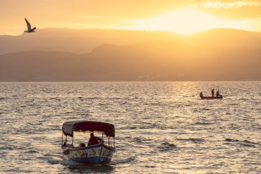 AQABA, JORDAN - Mart 2019: Ürdün 'de denizde teknelerle Akabe koyunda güzel bir günbatımı