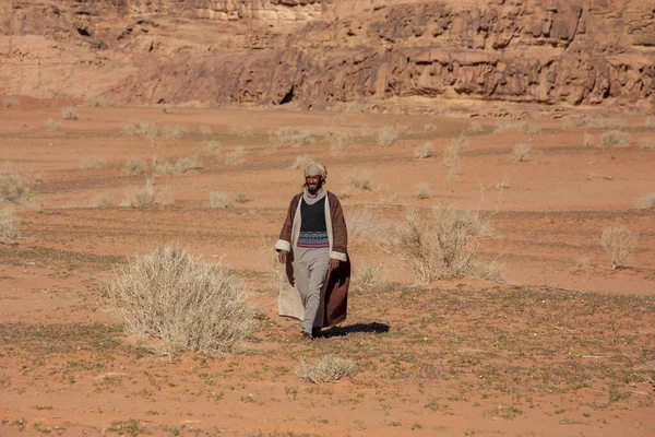 Wadi Rum Jordanien März 2019 Junger Bärtiger Beduinenmann Der Wüste — Stockfoto