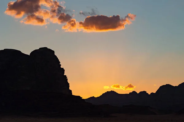사막에서 일몰입니다 오렌지 하늘과 구름와 요르단 — 스톡 사진