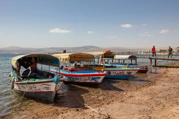 AQABA, JORDAN - Mart 2018: Ürdün 'ün Akabe kasabasındaki tekneler