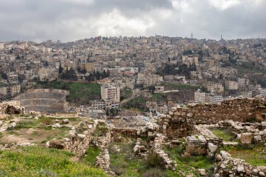 AMMAN, JORDAN - Mart 2019: Amman Kalesi tepesinden Amman şehrinin havadan görünüşü, Ürdün