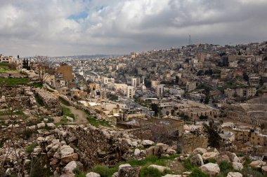 AMMAN, JORDAN - Mart 2019: Amman Kalesi tepesinden Amman şehrinin havadan görünüşü, Ürdün